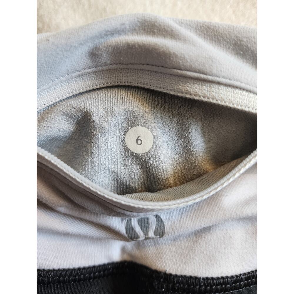 Lululemon Size 6 Run: Back On Track Crop Leggings 22" Black White Silver Pockets - Picture 5 of 7